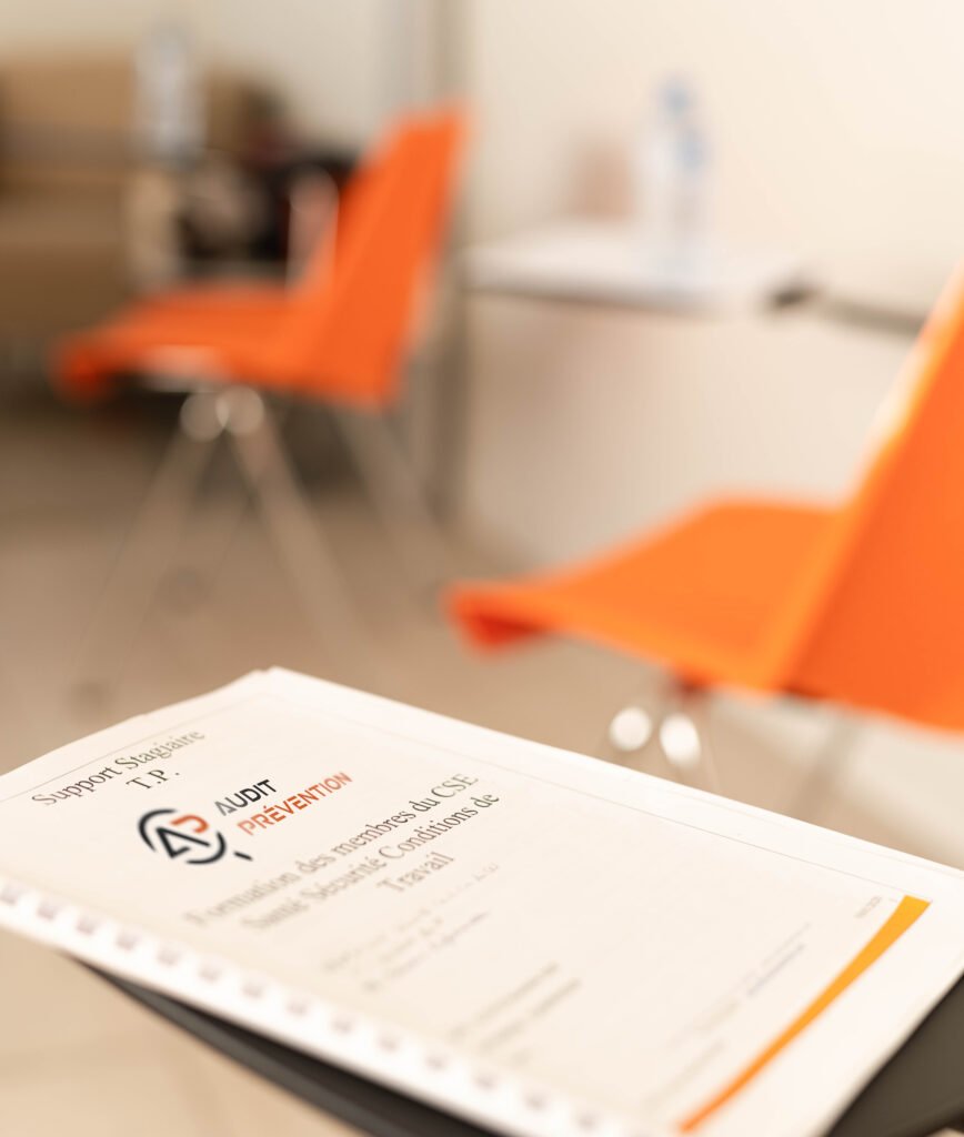 Échanges en groupe pendant une semaine QVCT organisée en entreprise