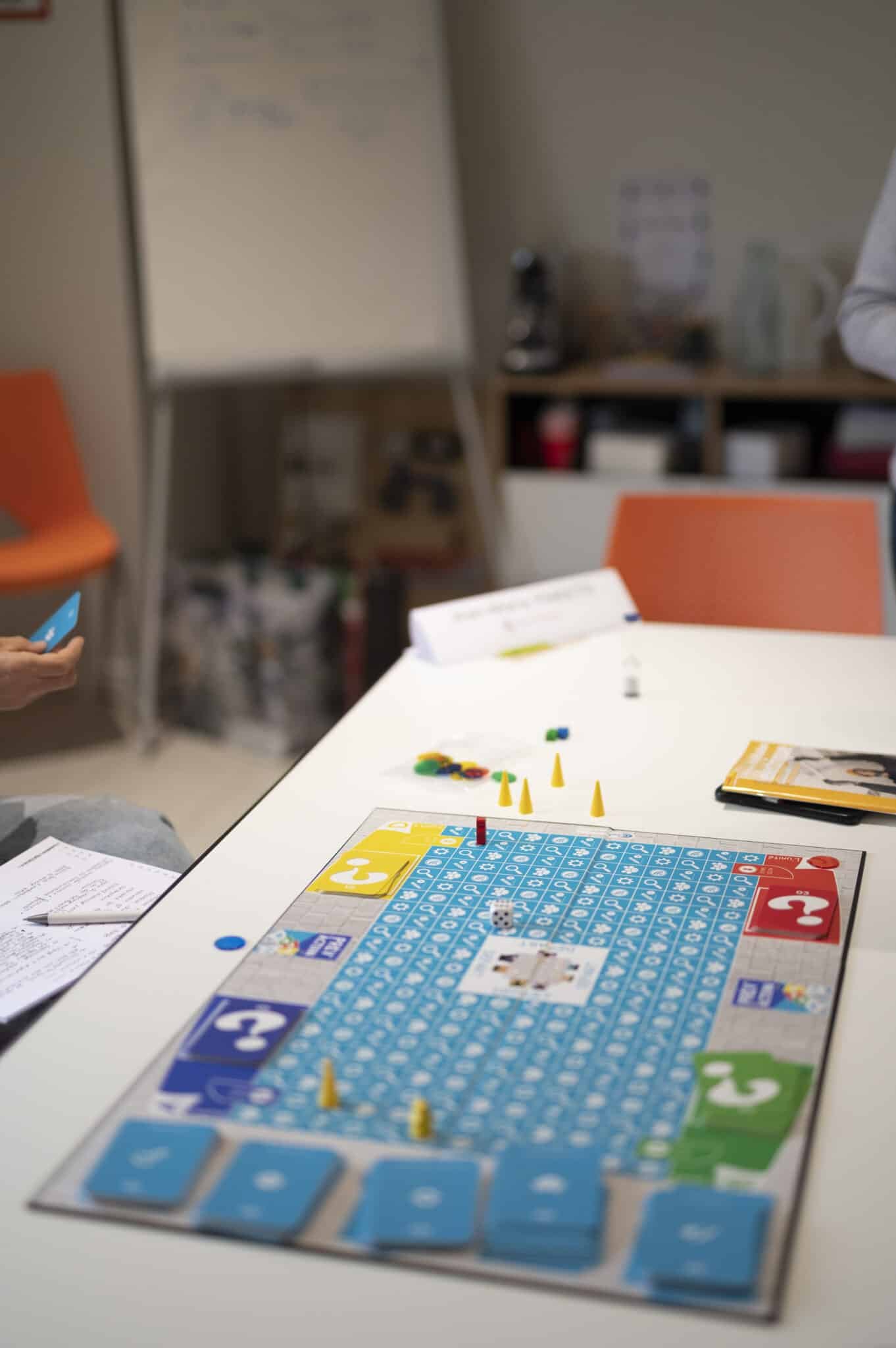 Jeu de plateau pédagogique utilisé lors d'un atelier de prévention