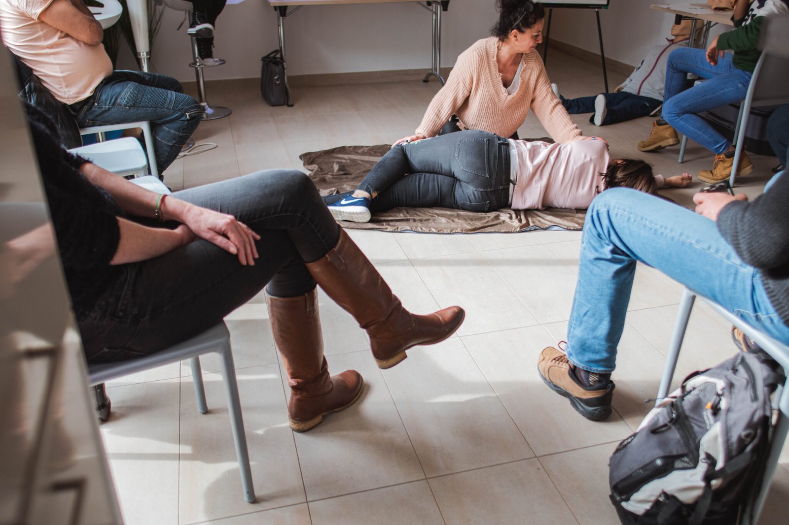 Salariés en atelier gestes qui sauvent avec un formateur Audit Prévention