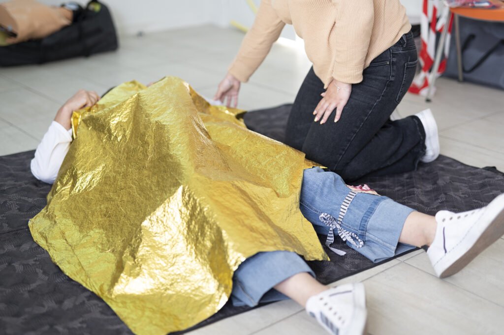 Exercice pratique de premiers secours pendant un atelier gestes qui sauvent