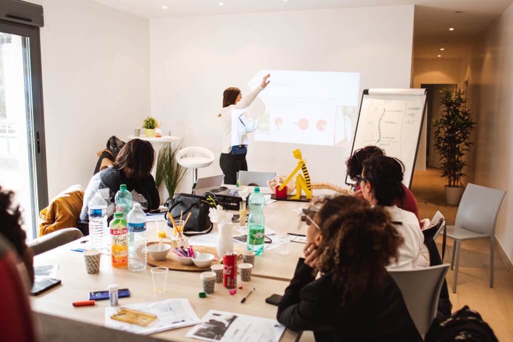Exercice de manutention pendant un atelier gestes et postures en entreprise