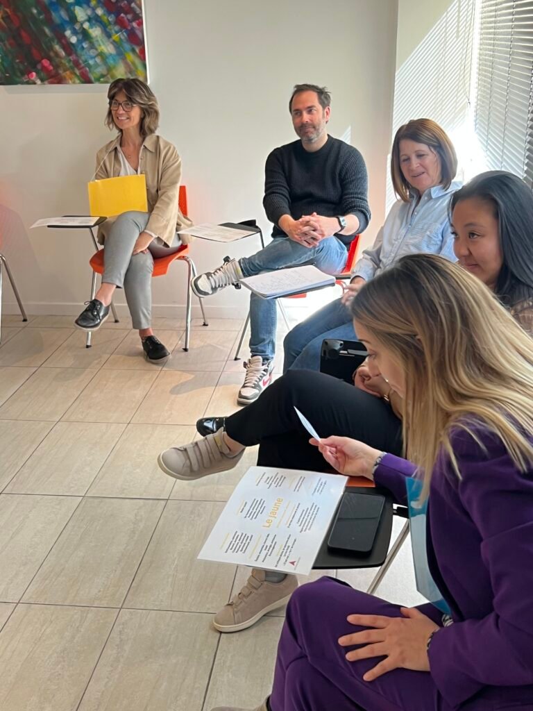 Groupe de participants en cercle lors d'un atelier collectif