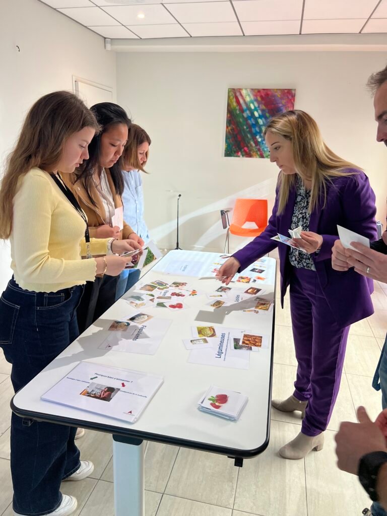 Participantes autour de supports pédagogiques lors d'un atelier de sensibilisation