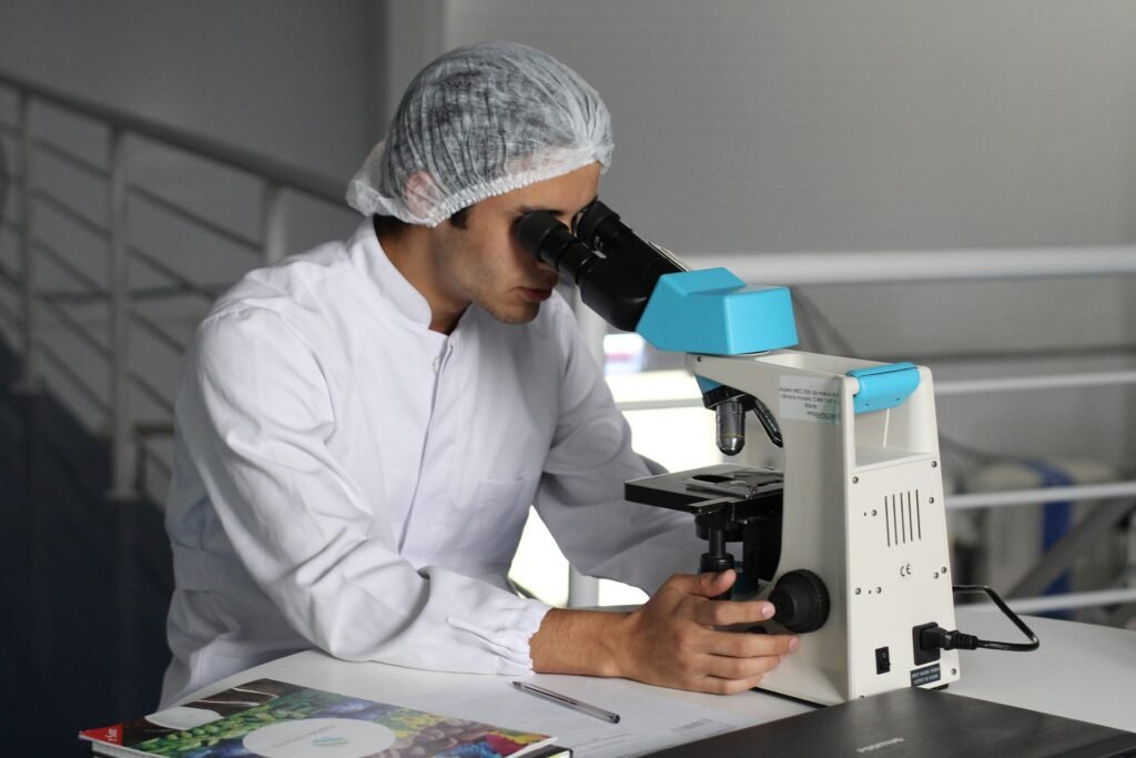 Manipulation de produits chimiques en laboratoire avec équipements de protection