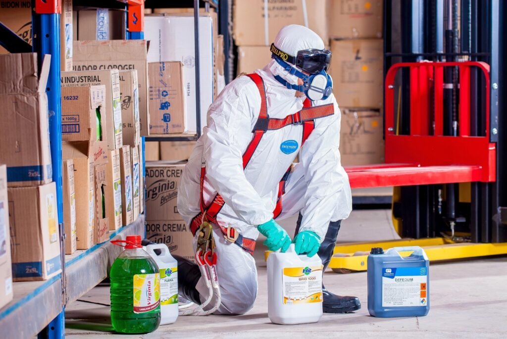 Produits chimiques étiquetés stockés en milieu professionnel