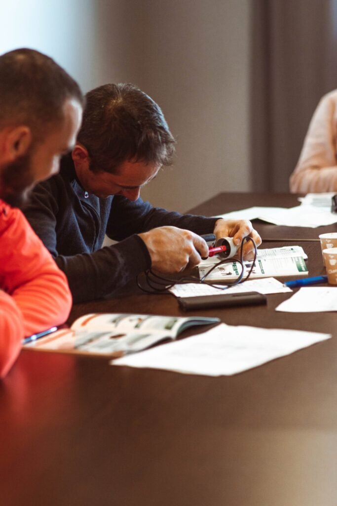 Stagiaires réalisant un montage électrique pendant une formation